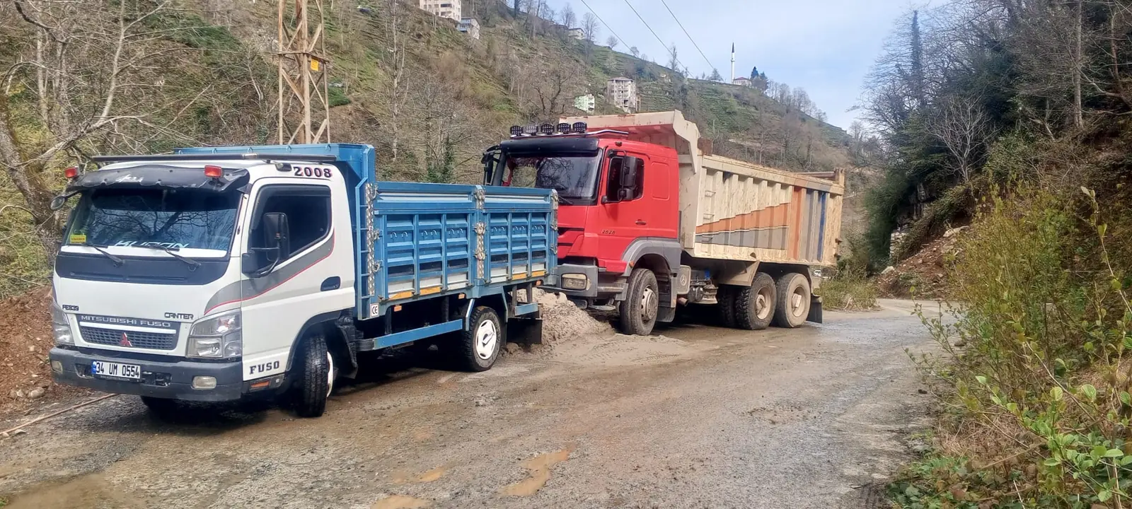 Sahada hafriyat kamyonları