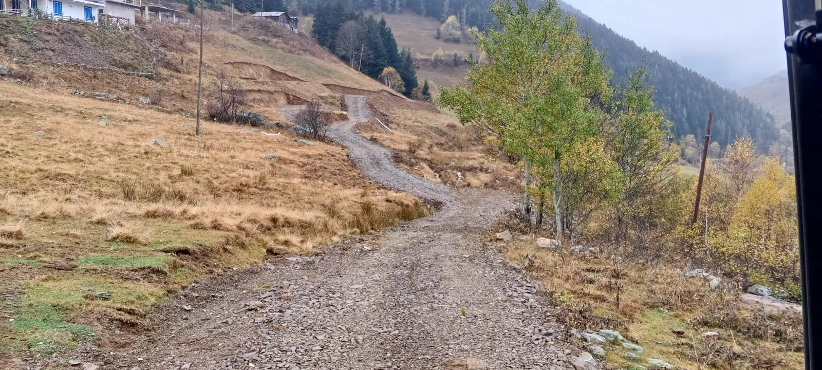 Yamaçta tamamlanan arazi yolu