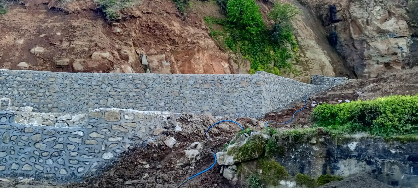 Eğimli arazide yapılan taş duvar çalışması